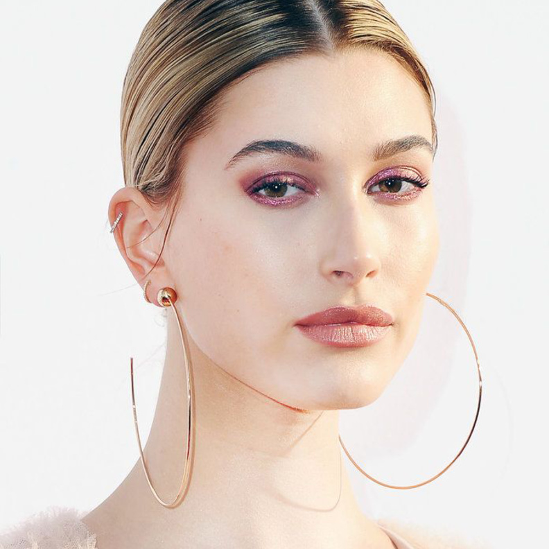 نجمات اخترن أقراط Hoops في الاطلالة