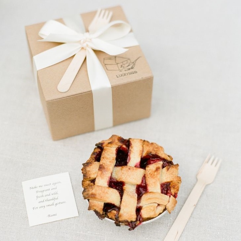 افكار جديدة لبوفيه حفلات الزفاف تقديم الفطائر 