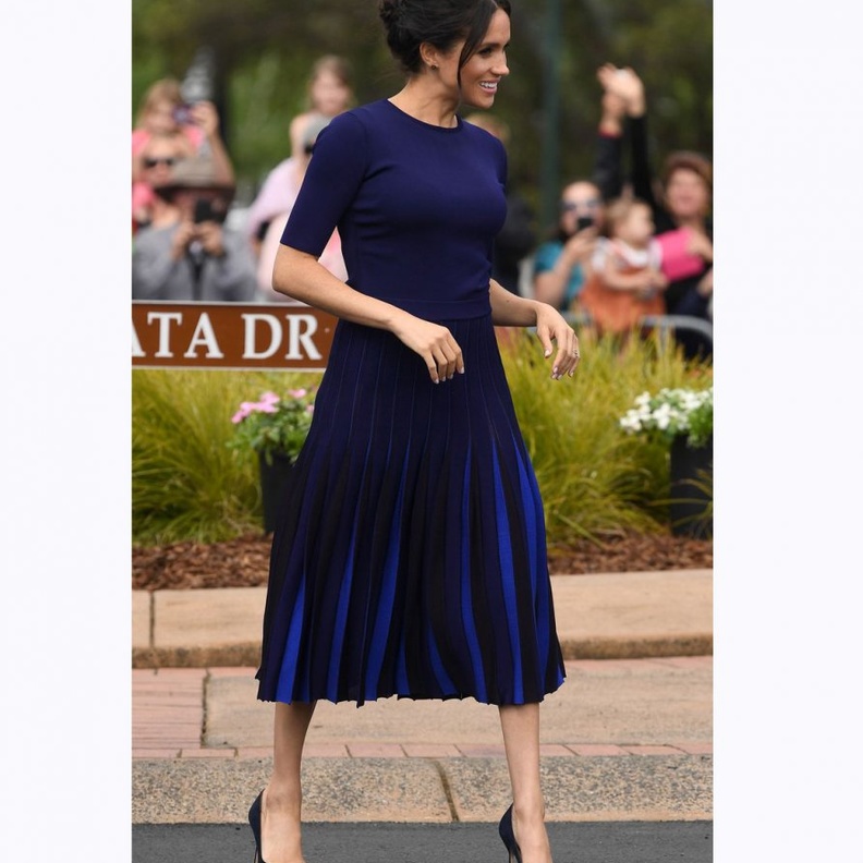 اختارت ميغان ماركل تنورة جذابة بقصّة الكسرات باللون الأزرق والكحلي