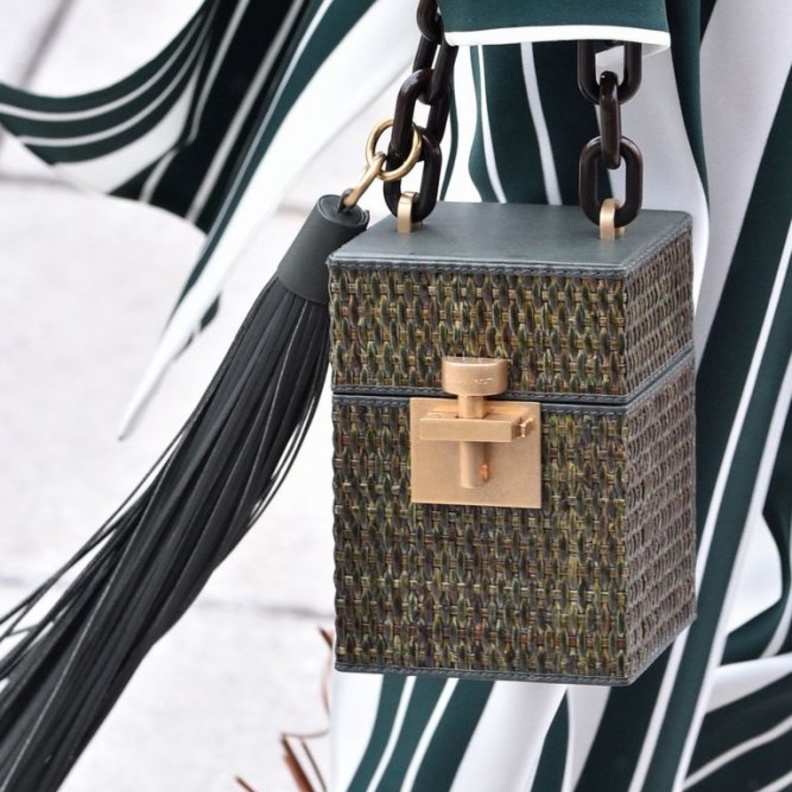 تستطيعين إختيار الميل الذي تريدين مع هذه الحقيبة من روكساندا Roksanda