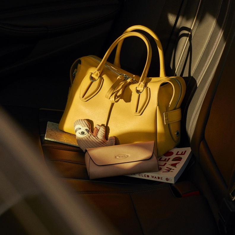 الممثلة الكورية Eun-Chae Jung بحقيبة صفراء من Tod's