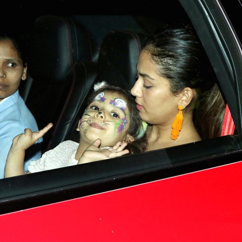 ميرا راجبوت مع ابنتها ميشا شاهيد كابور