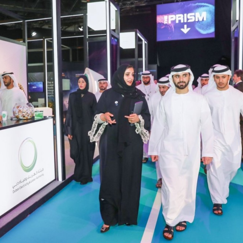 سمو الشيخ منصور بن محمد بن راشد آل مكتوم لحظة وصول لقمة بلوك تشين