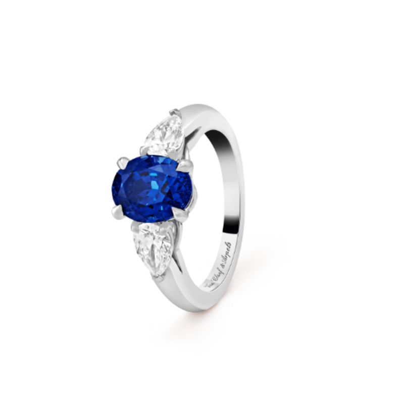  خاتم خطوبة يناسب صاحبات الأصابع الطويلة على شكل Oval- Cut من دار Chaumet