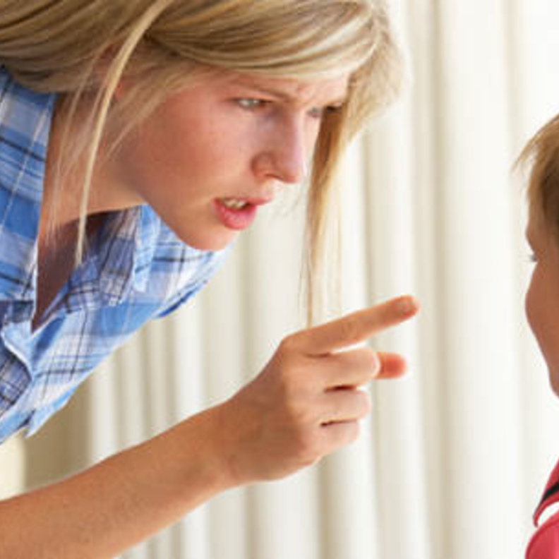 كيف تتعامل الام عندما يبدأ الطفل باكتشاف جسده