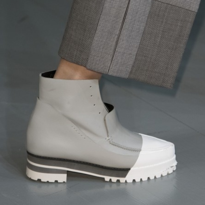 حذاء بألوان جميلة ومفتوح من الخلف ليسهّل خلعه خلال التسوّق من Luisa Beccaria