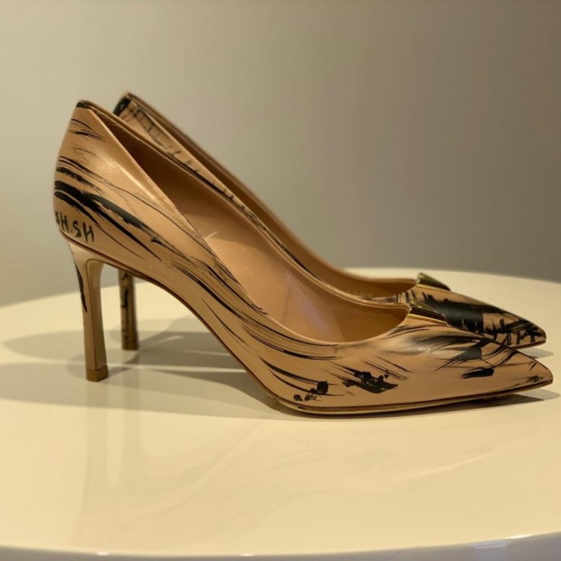 حذاء مزين بطريقة مميزة