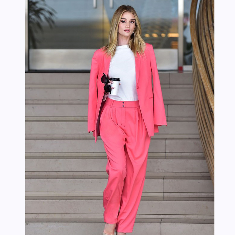 أجدد إطلالات الجميلة روزي هنتنغتون Rosie Huntington ببدلة رسمية ربيعية