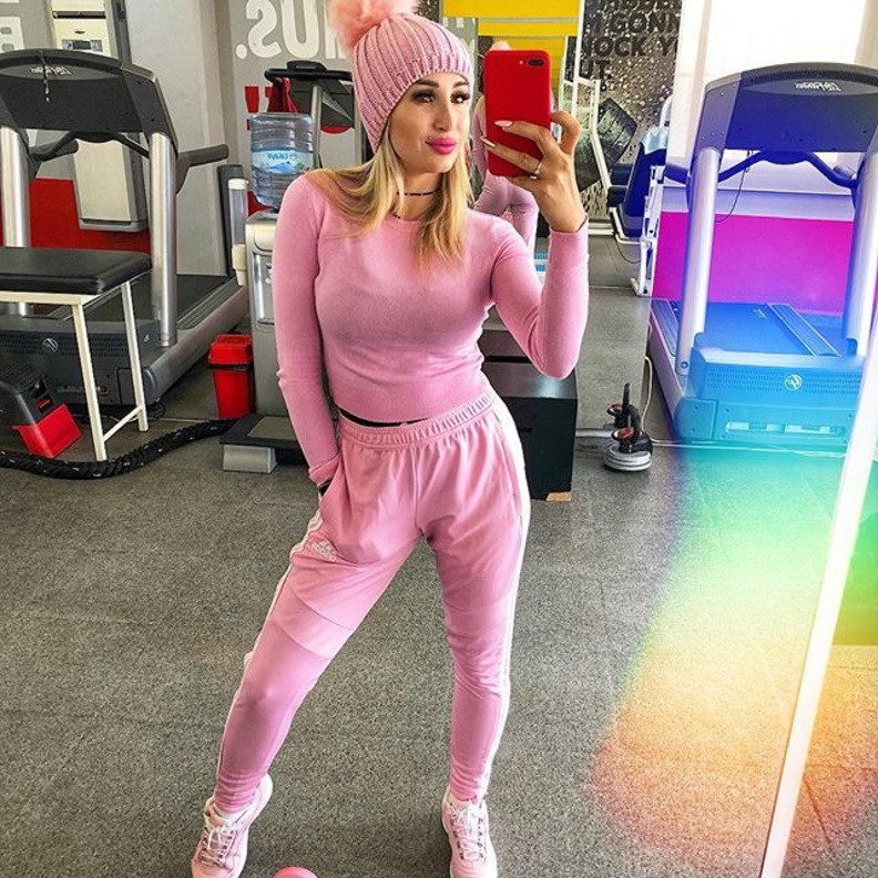 رولا سعد ببنطال رياضي ضيّق بألوان صارخة مع قميص قصير