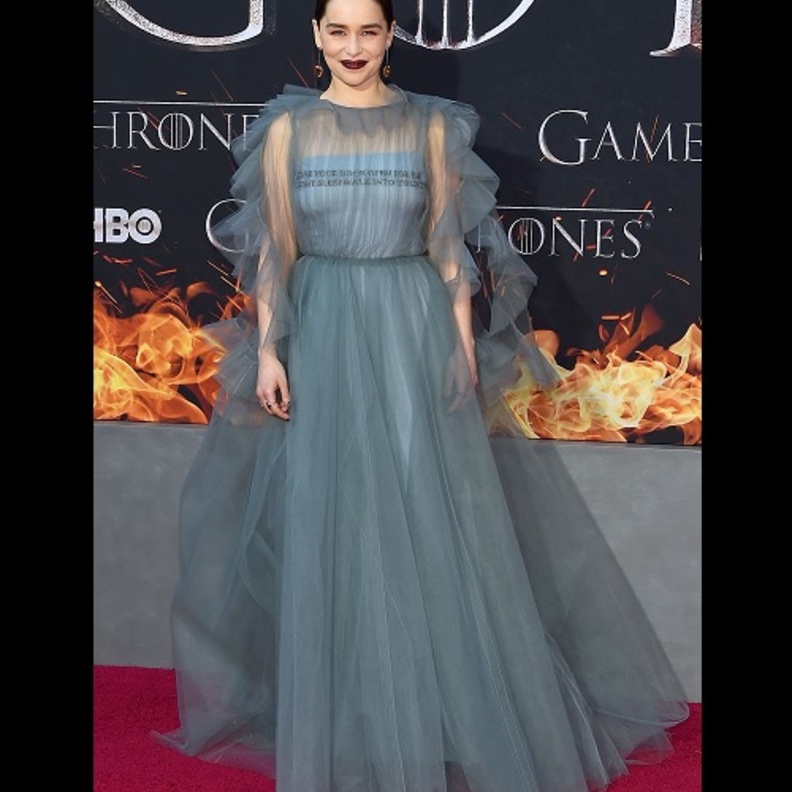إميليا كلارك بإطلالة ساحرة في حفل إطلاق الموسم الأخير من صراع العروش