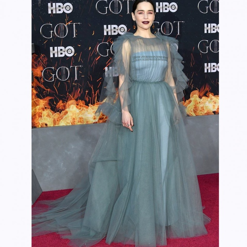 إميليا كلارك خطفت الأنظار بفستانها الأزرق من مجموعة فالنتينو