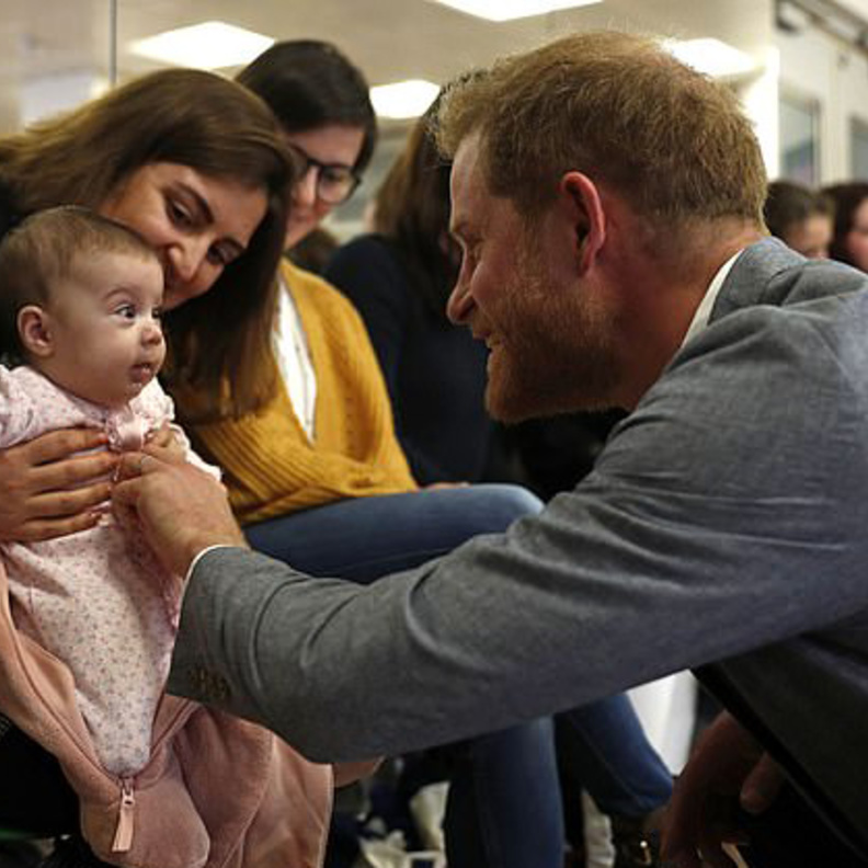 الأمير هاري يحاول إضحاك طفلة رضيعة