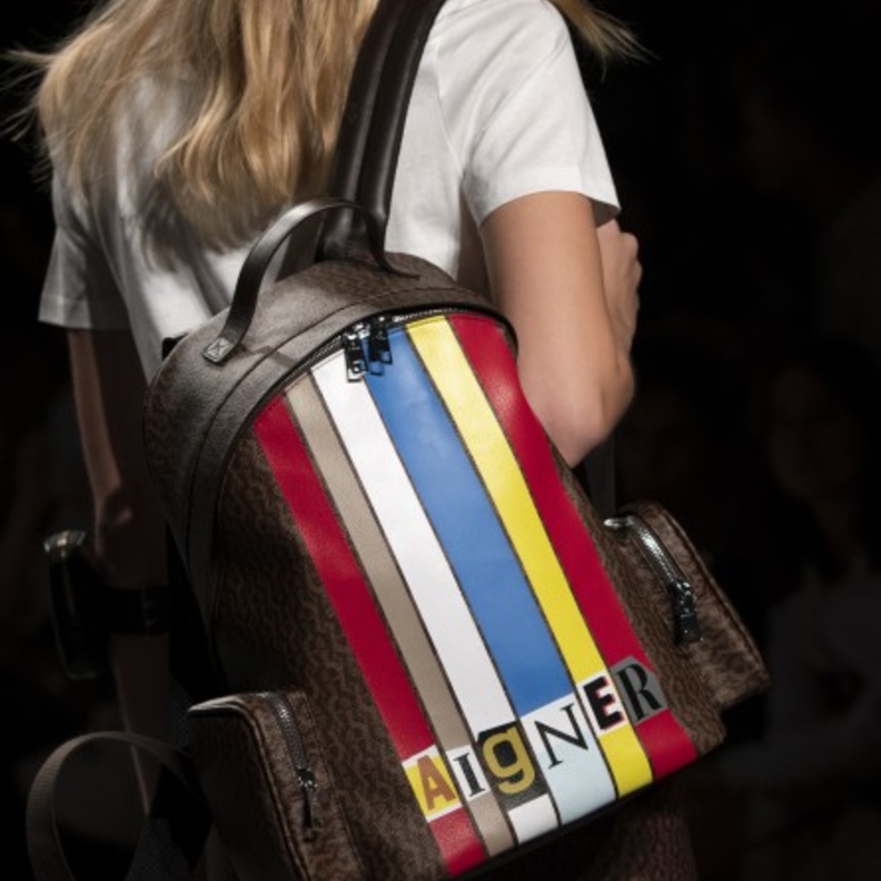 حقيبة بيضاء مع جلد باللون الفضي اللامع من Byblos