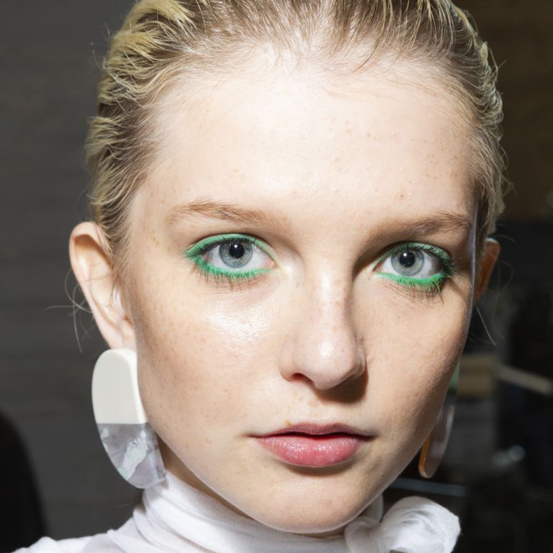  أحمر شفاه براق وعصري من Jeremy Scott