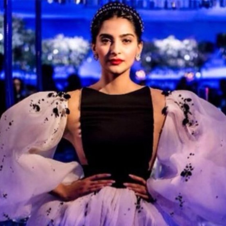 سونام كابور تكشف عن أسرار أناقتها في مسلسل جديد على الإنترنت