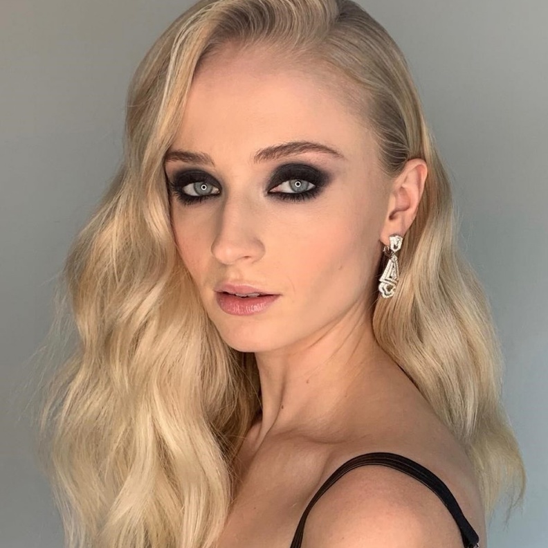 إطلالة sophie turner وmaisie williams الجمالية