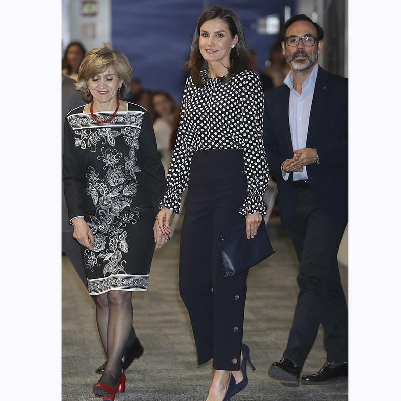 ليتيزيا ملكة إسبانيا ترتدي موضة البولكا دوتس بتجدّد