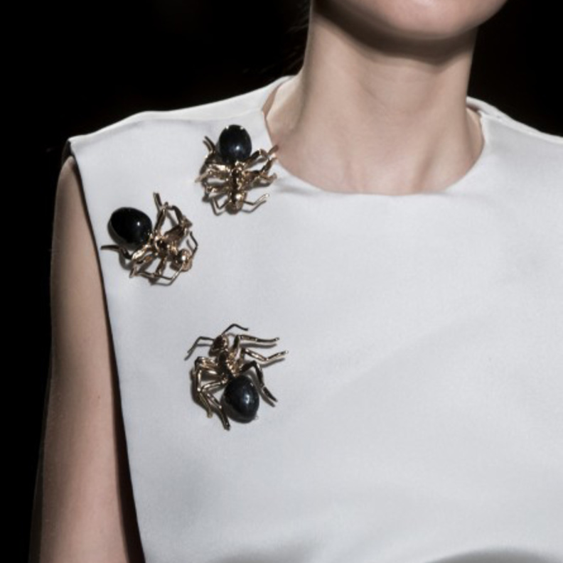 بروش البكلة تتوسّط الفراشة من Azzaro