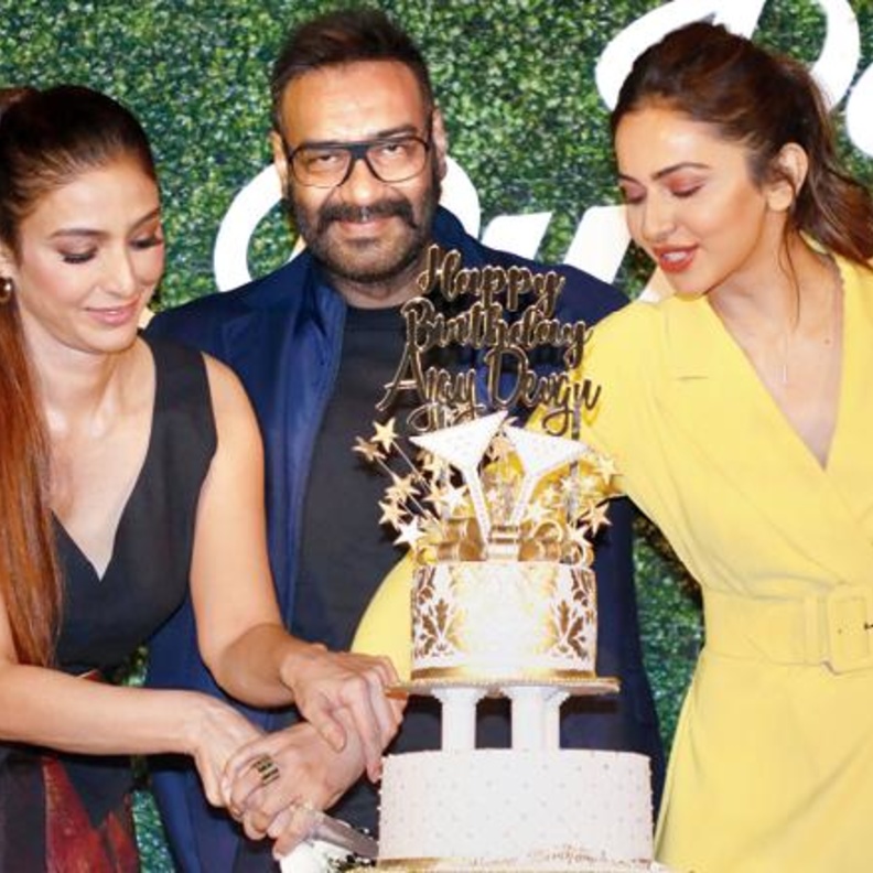 احتفال مصغر بعيد ميلاد أجاي ديفجان