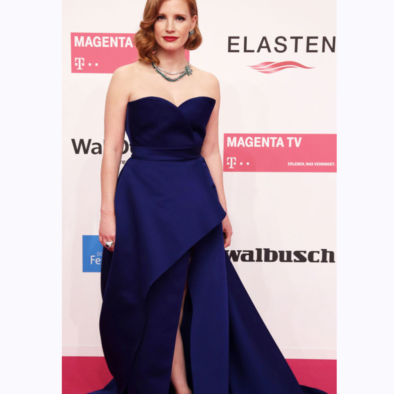 الجميلة EMILIA CLARKE تتألق بفستان رمادي واسع مع التول والكشكش من دار Valentino