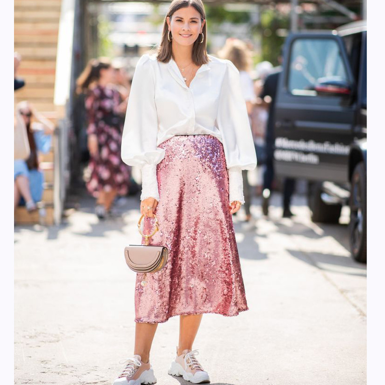 اطلالات شبابية أنيقة في موضة الترتر هذا الموسم