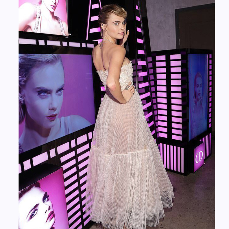  أطلت كارا بفستان ميدي بلون زهري فاتج من مجموعة ديور ريزورت 2019