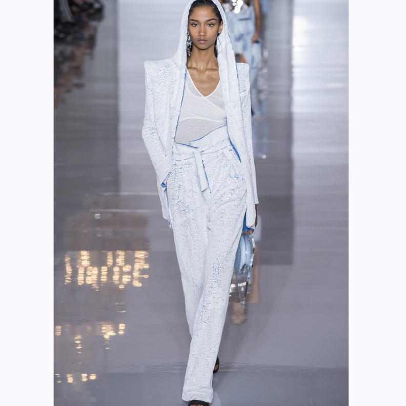 البليزر الأسود الطويل والمفتوح مع أي فستان بالقماش الصيفي المنسد