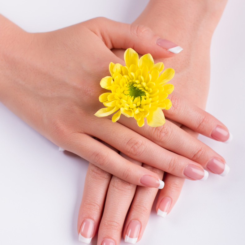 خلطات لتبييض المنطقة حول الاظافر