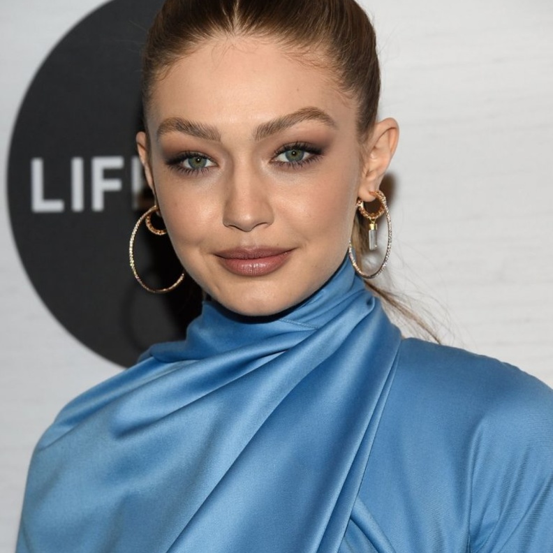 اعتمدت بيلا وجيجي حديد تسريحات الشعر البسيطة