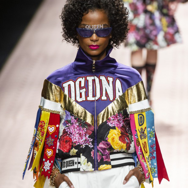  الـI Shirt الأسود التقليدي مع رسمة معيّنة وإسم العلامة المطبوع مثل Calvin KLein