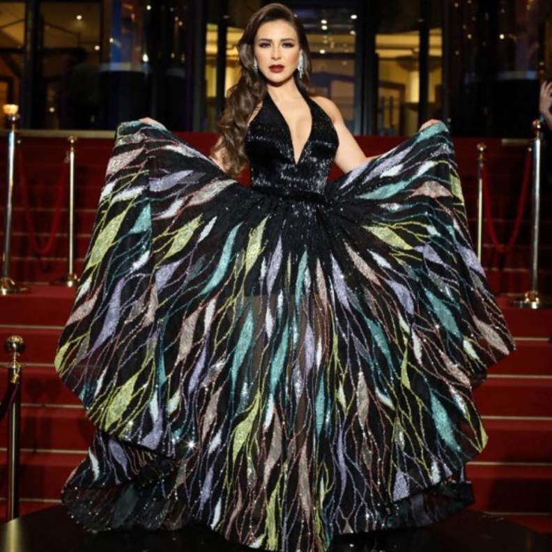 الممثلة اللبنانيّة ماغي بو غصن بفستان من لابورجوازي 