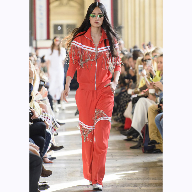 الجاكيت البيج الطويل والواسع بجيوب كبيرة ملائم للسفر الطويل في الطيارة من Tome