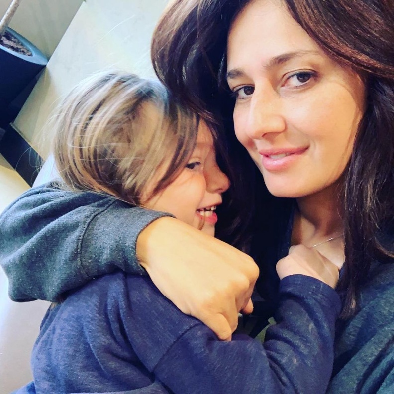 حلا شيحة تنشر صورة لها مع ابنتها