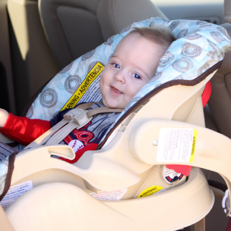 احرصي على أن تضعي الأطفال دائما في المقعد الخلفي في السيارة