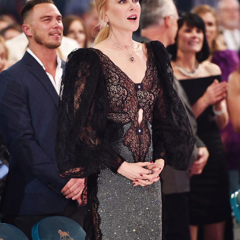 تعابير الذهول تبدو على نيكول كيدمان أثناء استلام زوجها كيث أوربان جائزته في ACM Awards