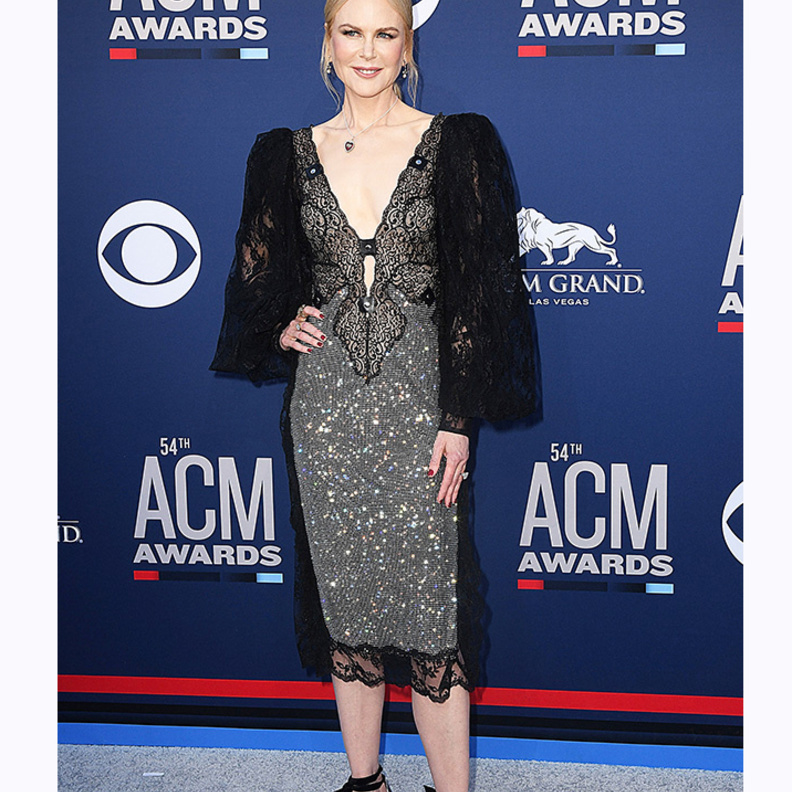 خطفت النجمة نيكول كيدمان الأنظار التي رافقت زوجها المغني كيث أربن