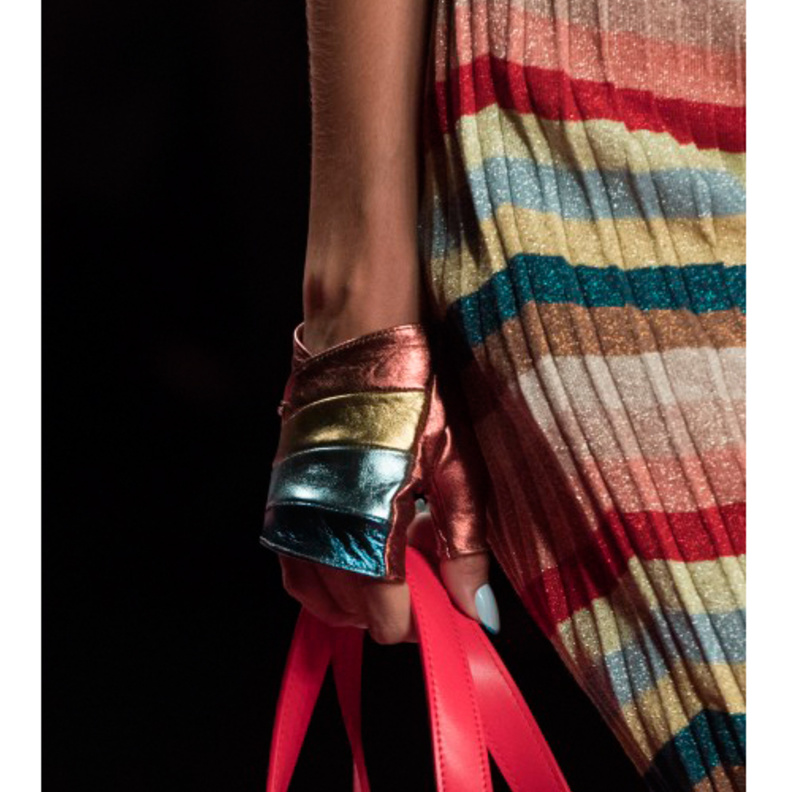 قفاز أسود شديد الأأنوثة من Ryan Lo