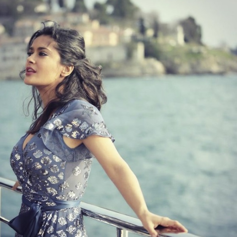 سلمى حايك تستمتع بهواء البحر في كواليس فيلم Hits man bodyguard 2