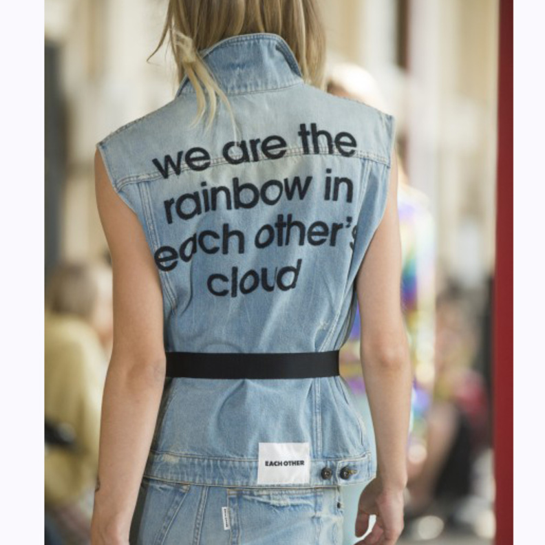  جاكيت بتصميم غريب وسحاب مع عبارة جميلة خلفه من On Off