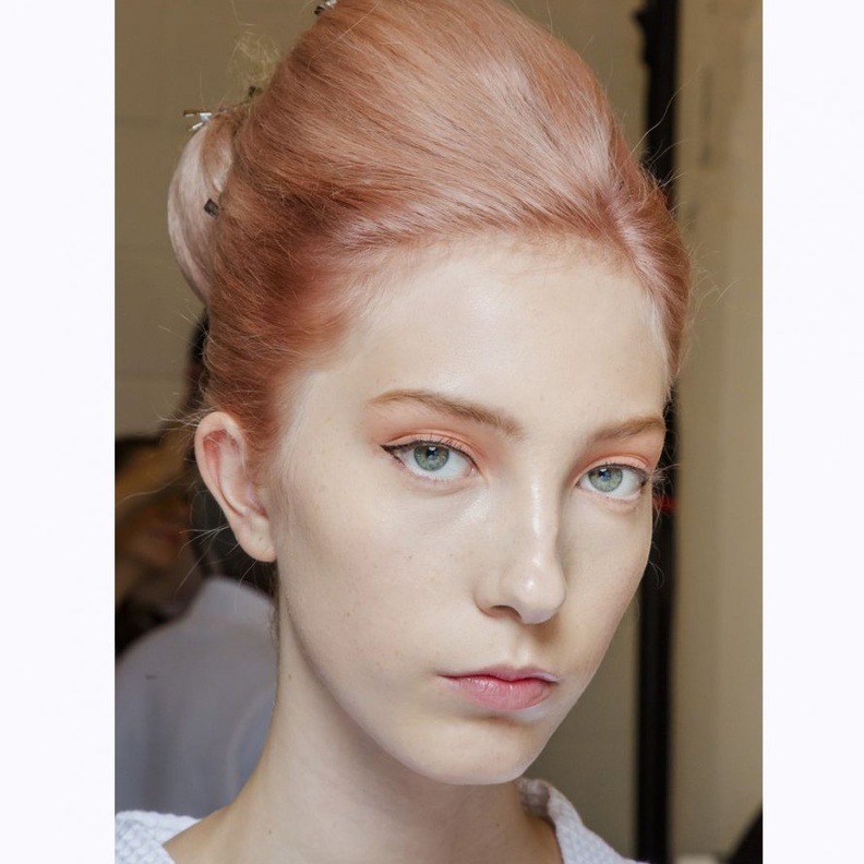 احدث الوان صبغات الشعر الأزرق مع القصة القصيرة موضة صيف 2019 من Matty Bovan