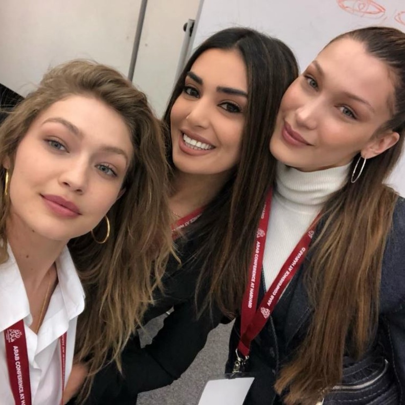 جيجي وبيلا زارا مع أشقائهما جامعة هارفرد دعما لوالدهم