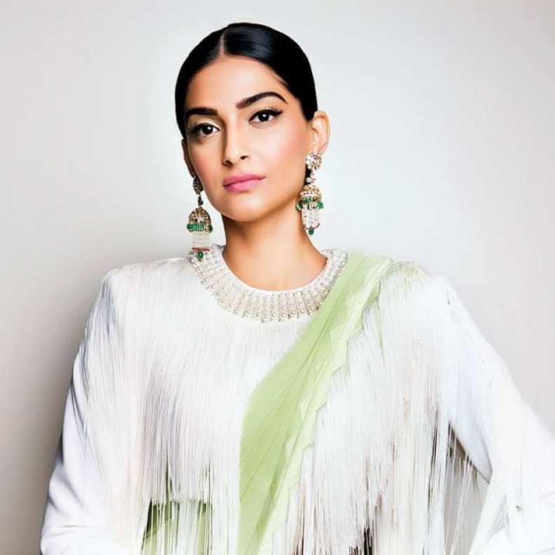 سونام كابور تشعل مواقع التواصل بأحدث إطلالتها