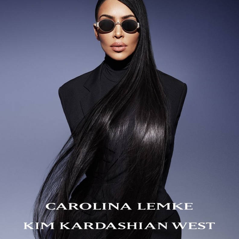  كيم كارديشيان تسوّق لنظارات شمس جديدة