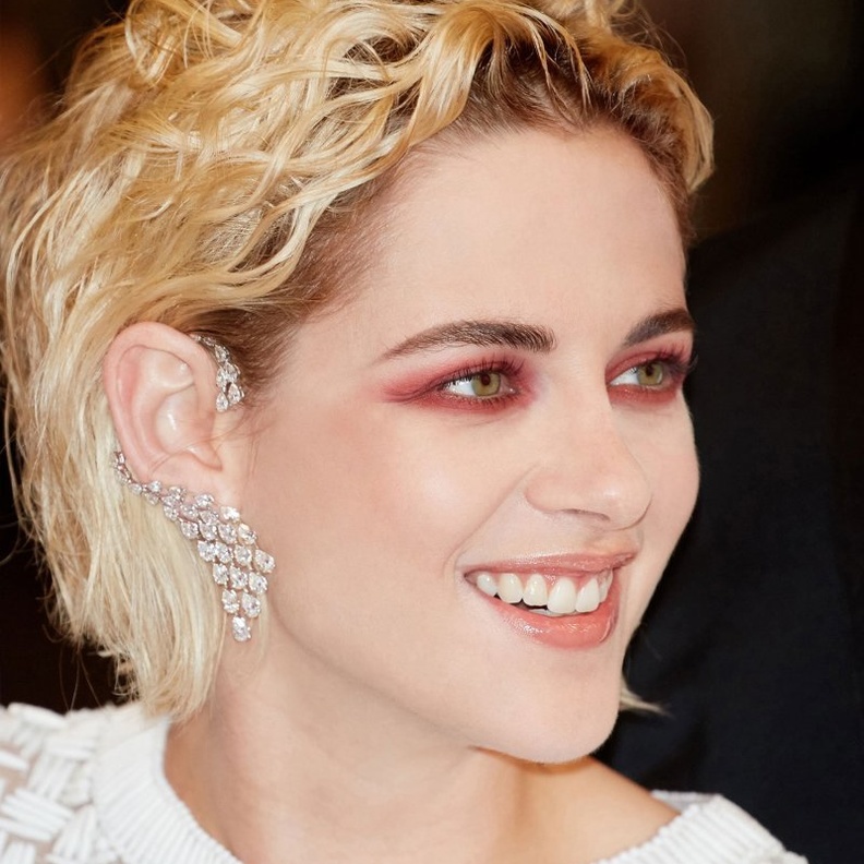 مجوهرات عصرية تألقت بها كريستين ستيوارات 