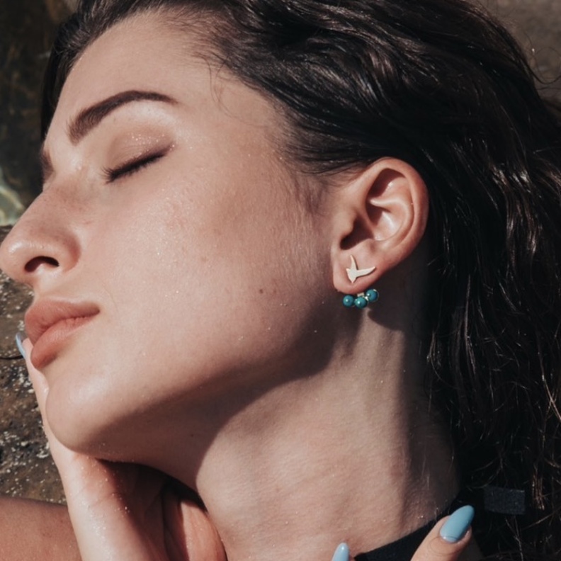 خاتم يحمل رمز العصفور الذي يعتبر بصمة العلامة الخاصة