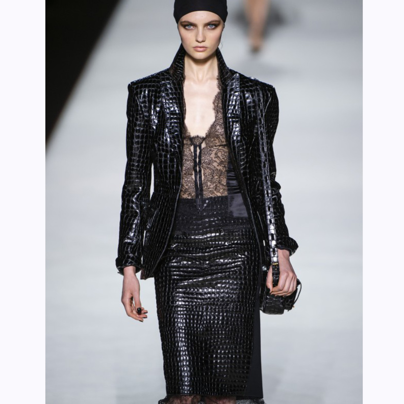 بدلة أنيقة جداً من الجلد والدانتال من Tom Ford