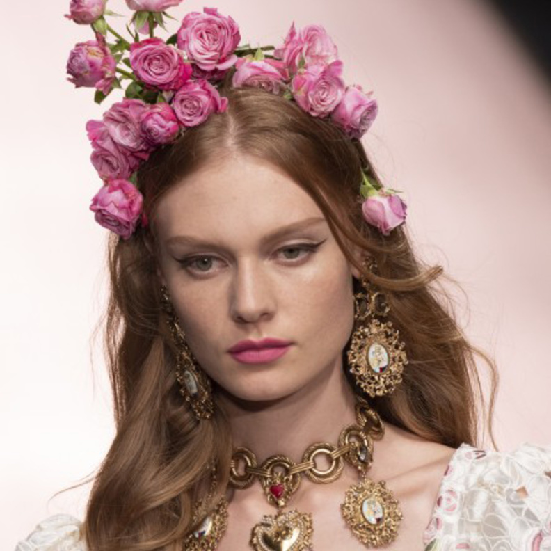 اكسسوارات شعر مرفوع مع الورود لربيع 2019