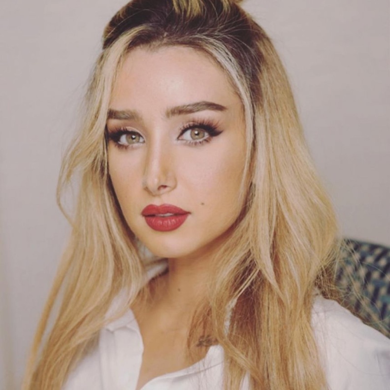 هنا الزاهد تتخلى عن شعرها الطويل