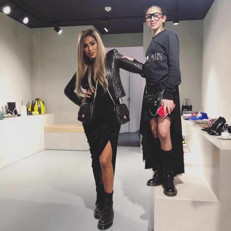 صورة تظهر التشابه بين الأسلوب العصري لأزياء مايا دياب وابنتها كاي