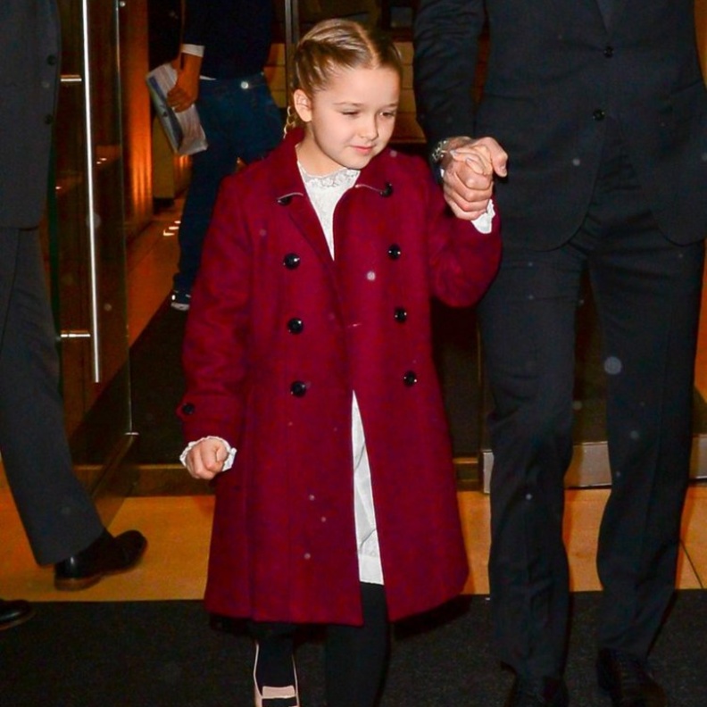 إطلالة استثنائية بالأسود لهاربرHarper إبنة فيكتوريا بيكهام